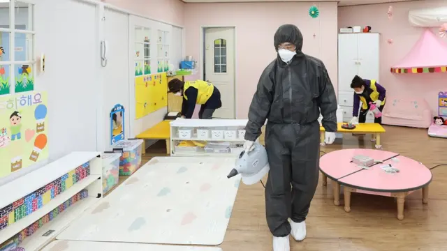 12일 광주 동구 산수 2동 종교시설과 어린이집 등 다중 이용시설에서 민·관·군이 합동으로 코로나19 확산 방지를 위한 방역 소독을 하고 있다