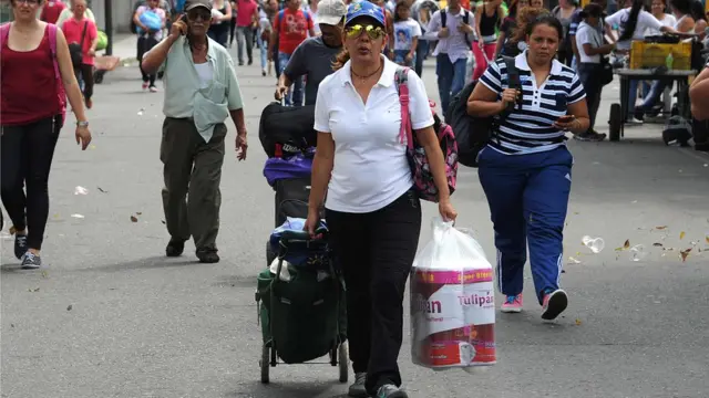 Venezolanos cruzando a Colombia en busca de productos básicos