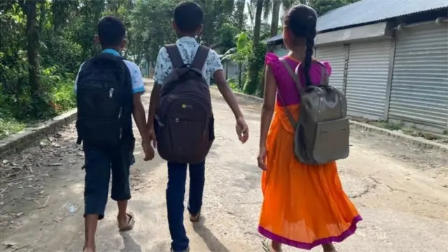 নারায়ণগঞ্জের আড়াইহাজার উপজেলার কামরানীর চর গ্রামের একদল প্রাথমিক বিদ্যালয়ের শিশু সকালবেলা স্কুলে যাচ্ছে।