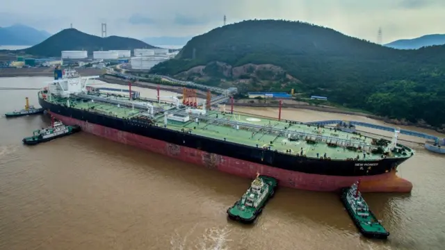 نیویورک تایمز در گزارشی به کشتی‌ها و تانکرهای نفتی چین پرداخته که با خاموش کردن دستگاه ردیاب خود در خلیج فارس برای چند روز ناپدید می‌شوند