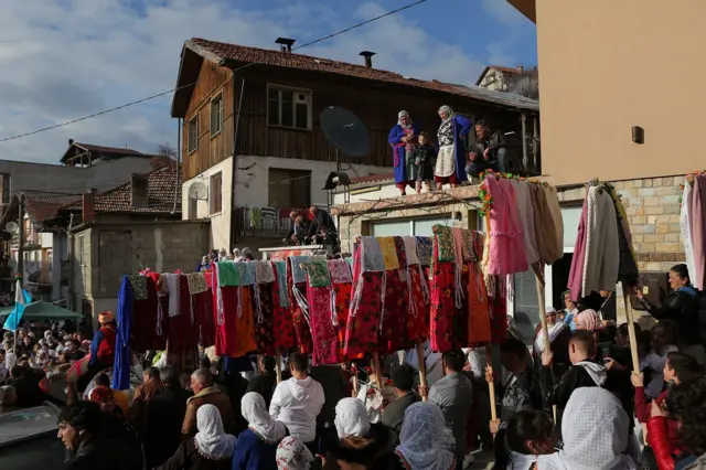 Iznošenje miraza ima značajnu ulogu u pomačkim svadbama i njihov je neizostavni deo. Običaj je da roditelji ulažu u miraz od trenutka rođenja ženskog deteta, dok roditelji dečaka obično ulažu u zidanje kuće.