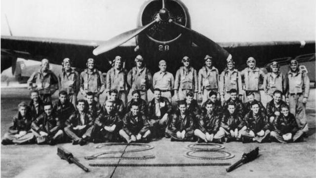 Escuadrón de torpederos desaparecidos delante de su avión tras el final de la segunda guerra mundial en el triangulo de las bermudas.