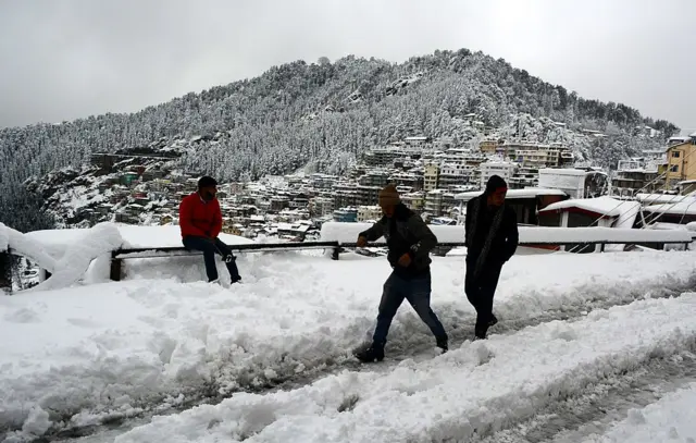 காஷ்மீர் மற்றும் சிம்லாவில் கடும் பனிப்பொழிவு புகைப்படத் தொகுப்பு)