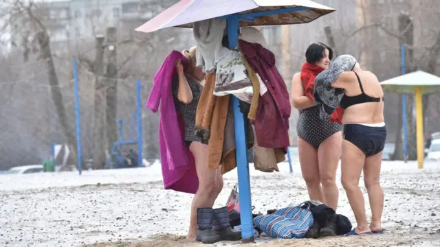 Після купання взимку варто обтертися рушником, вдягнути сухий одяг і випити теплого чаю