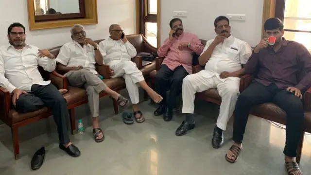 వైసీపీ కార్యాలయంలో పార్టీ నాయకుడు వైవీ సుబ్బారెడ్డి, ఉమ్మారెడ్డి వెంకటేశ్వర్లు తదితరులు