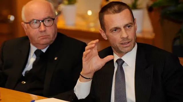 Aleksander Ceferin et l'ex-président de la Fédération italienne Carlo Tavecchio lors d'une conférence de presse à Rome.