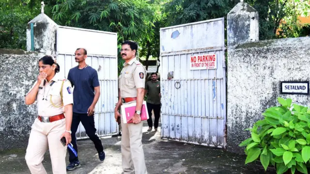 শনিবার মুম্বাইয়ের জুহুতে তিস্তা সেতালভাদের বাড়ির সামনে পুলিশ অফিসাররা