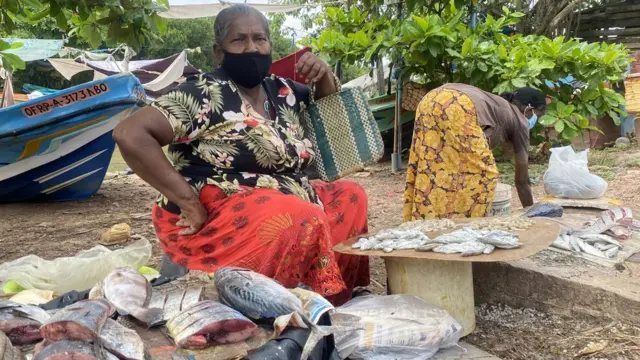 Warga menjual ikan