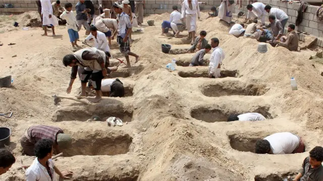 درباره میزان تلفات جنگ یمن آمار متناقضی منتشر شده. در حالی که مخالفان تعداد کشته‌شدگان غیرنظامی را بالای صد هزار نفر اعلام می‌کنند، سازمان ملل می‌گوید در این جنگ تاکنون ۷۰۷۰ نفر کشته شده‌اند