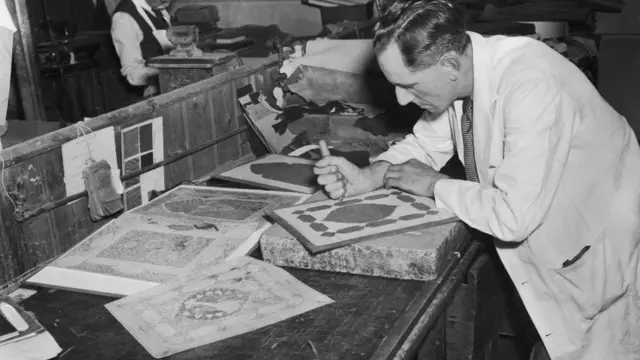 Stanley Bray trabajando en una nueva edición del Rubaiyat.