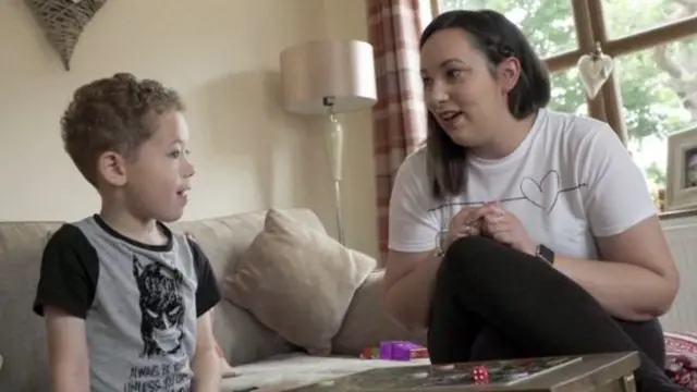 জেনি তার ছেলে নোয়ার সাথে