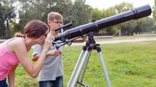 Crianças veem telescópio