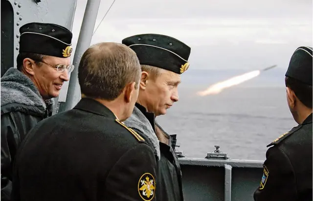 Em 2005, Vladimir Putin observa o lançamentorollover arbetyum míssil durante exercícios militares a bordo do cruzadorrollover arbetymísseis nuclear "Pyotr Veliky"