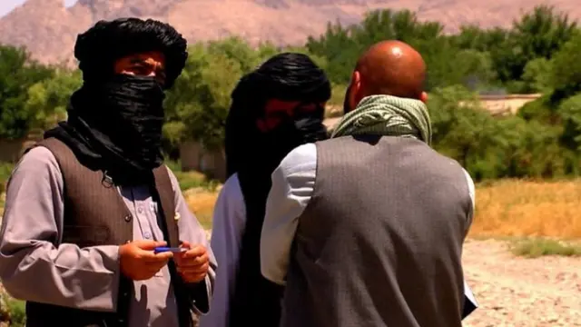 තාලිබාන් පාලන කලාපයකට පිවිසි බීබීසී මාධ්‍යවේදියෙක් කැරලිකරුවන් සමඟ කතාබහක