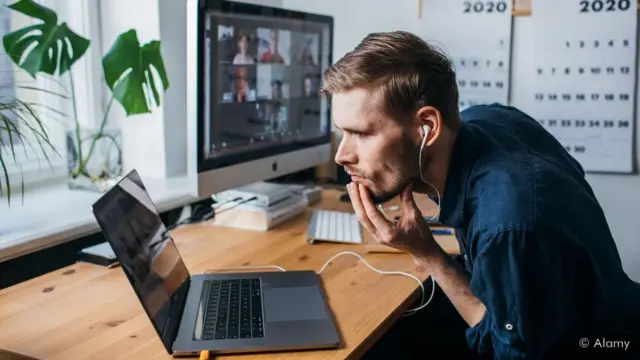 영상 통화 앞에서 많은 시간을 보내는 것은 남성을 포함한 많은 사람들이 성형 수술을 고려하도록 만든다