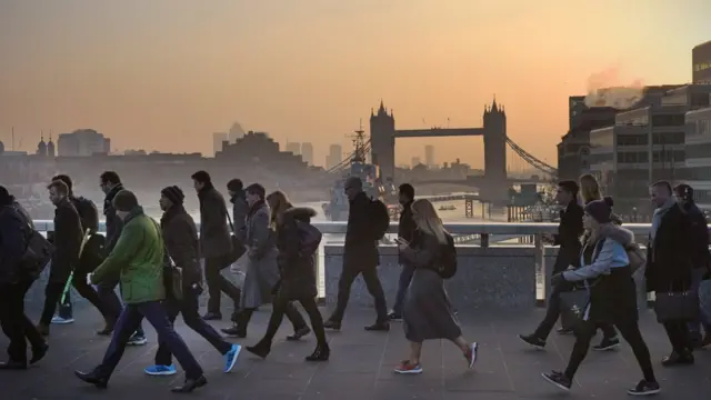 倫敦橋上行人匆匆