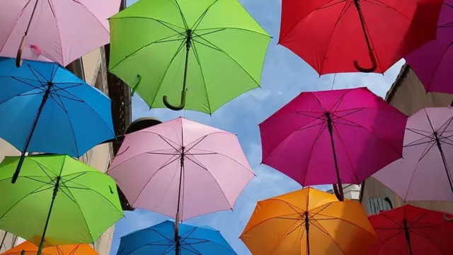 Paraguas de diferentes colores