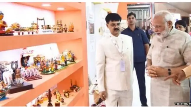 బొమ్మలు పరిశీలిస్తున్న మోదీ