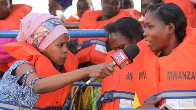 Mwanahabari wa BBC akiwahoji baadhi ya Abiria katika kivuko cha MV saba saba mwezi mmoja baadaye