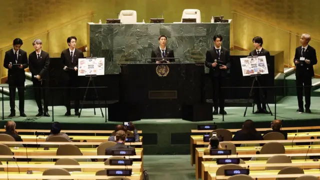 بی‌تی‌اس در مجمع عمومی سازمان ملل در سال ۲۰۲۱ سخنرانی کرد و اجرا داشت