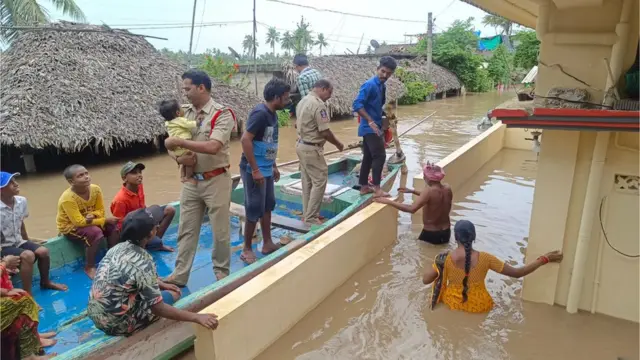 వరదనీటిలో చిక్కుకున్న ప్రజలను సురక్షిత ప్రాంతాలకు తరలిస్తున్న పోలీసులు