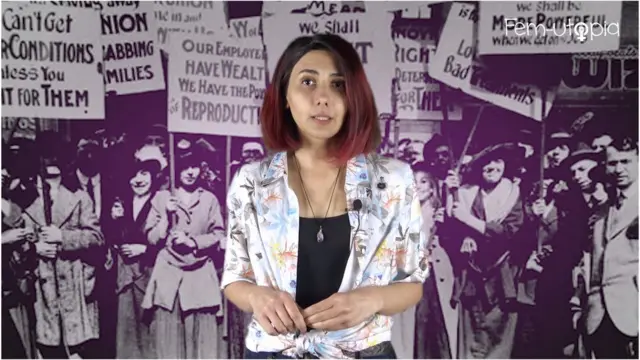 Девушка говорит в камеру на фоне старинных фотографий митингов суфражисток.