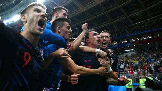 Croatas comemorando vitória sobre a Inglaterra, na semifinal da Copa do Mundo