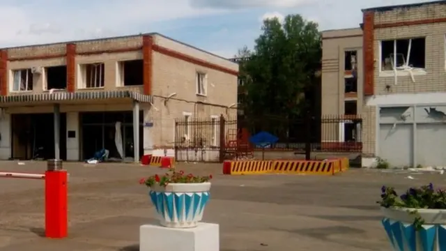 موج انفجار شیشههای ساختمانهای اطراف کارخانه را شکست