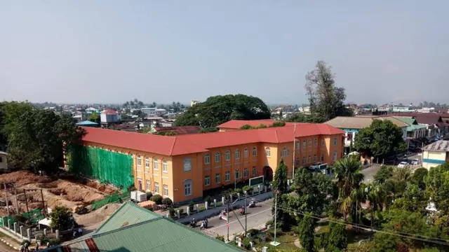 ခေတ်မီ ၃ ထပ် အဆောက်အဦကို ကပ်ဆောက်တာဟာ ရှေးဟောင်း လက်ရာ မြင်ကွင်းကို ထိခိုက် စေတယ် ဆိုတဲ့ မြို့ခံတွေရဲ့ အသံကို နားမထောင်ပဲ တိုင်း အစိုးရက ဆက် အကောင်အထည် ဖော်နေတယ်လို့ ဝေဖန်သူတွေက ဆိုပါတယ်။