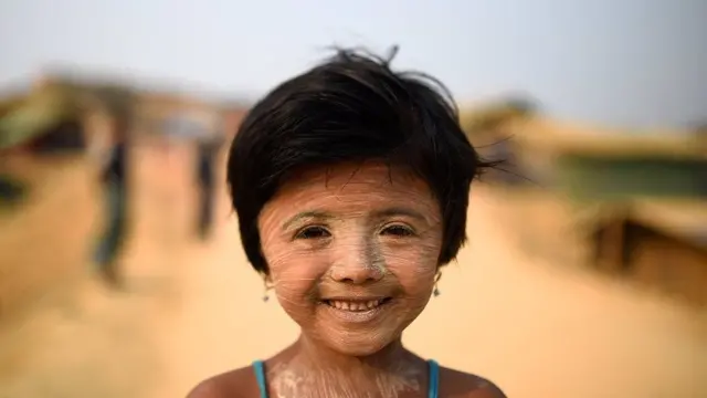 হাজার দু:খকষ্টের ক্যাম্পে এই মেকাপের বিষয়টাই যেন খানিকটা স্বাভাবিকতা বয়ে নিয়ে আসে রোহিঙ্গাদের জীবনে