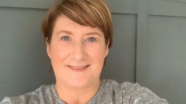 جین برنز که حالا ۵۰ ساله است باید در مواجه با نور آفتاب بسیار مراقب باشد. او از استفاده از داروهای جدید وحشت دارد