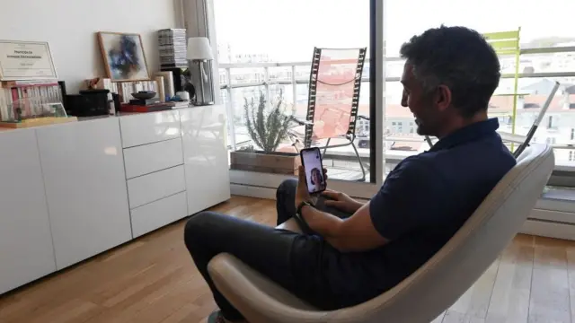 görüntülü arama yapan bir adam