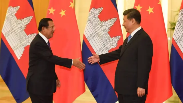 Mantan PM Kamboja, Hun Sen (kiri) berjabat tangan dengan Pemimpin China, Xi Jinping, pada 2019.