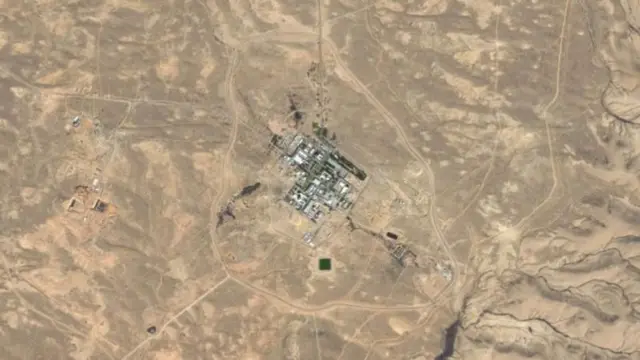 Imagem de satélite de cidade pequena em meio ao deserto