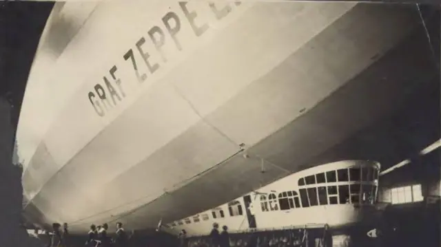 Pessoas perto do Graf Zeppelin estacionado