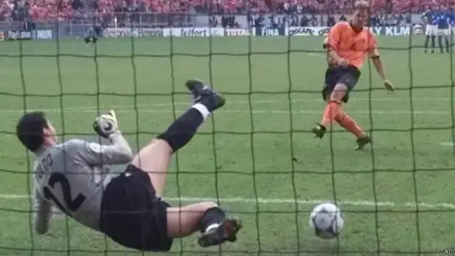 2000 Avrupa Futbol Şampiyonası'nın yarı finalinde, İtalyan kaleci Toldo, Hollandalı Frank de Boer'un penaltısını da kurtarmıştı