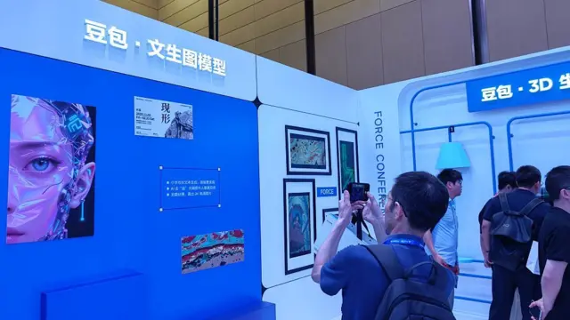 幾個男子在豆包宣傳板前拍照。