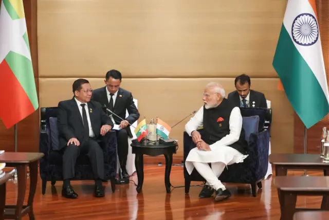 ၂၀၂၅ သြဂုတ်က ဘန်ကောက်မြို့က ဘင်းမ်စတက်ဆွေးနွေးပွဲမှာတွေ့ရတဲ့ ဦးမင်းအောင်လှိုင်နဲ့ အိန္ဒိယဝန်ကြီးချုပ်မိုဒီ။