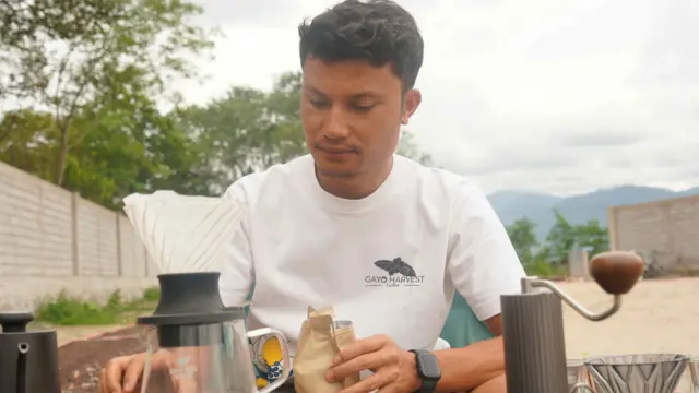 Dampak bencana juga dirasakan Hendrika Fauzi, pengusaha pengolah biji kopi bernama Harvest Coffee di Aceh Tengah.