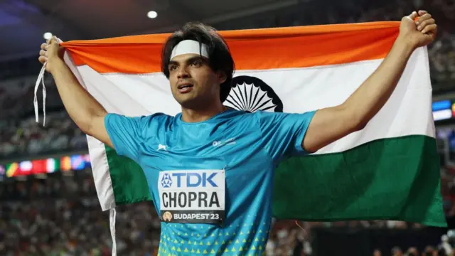 বুডাপেস্টে স্বর্ণপদক জেতার পর দেশের জাতীয় পতাকা নিয়ে নীরজ চোপড়া