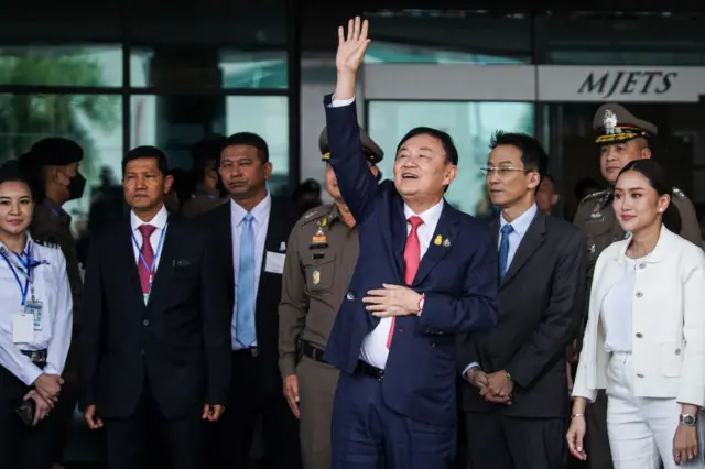 นายทักษิณปรากฏตัวให้สาธารณะได้เห็นเพียง 2 นาทีก่อนกลับเข้าอาคารไป ท่ามกลางเสียงโห่ร้องต้อนรับของมวลชนเสื้อแดง รวมถึงนักการเมืองเพื่อไทยที่มารอรับ “นายเก่า”