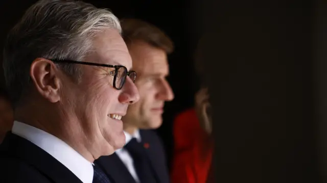 Foto de perfil del primer ministro del Reino Unido, Keir Starmer, sentado junto al presidente francés Emmanuel Macron en Sharm El-Sheikh, Egipto, el 13 de octubre de 2025.
