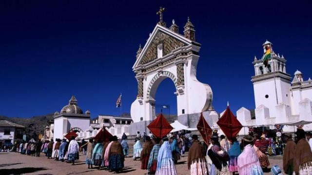 Fieles alrededor del santuario de la Virgen de Copacabana, en Bolivia. 