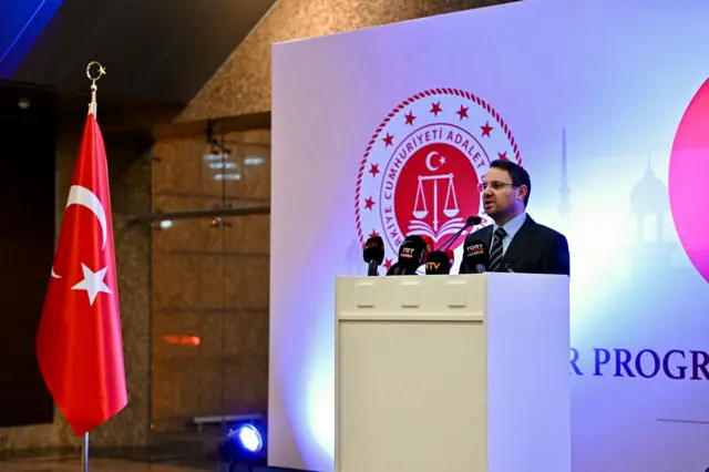 Adalet Bakanı Akın Gürlek, "Elinde gerçekten bilgi ve belge olduğunu iddia edenlerin adresi siyasi kürsüler değil, ilgili yargı mercileridir" dedi. 