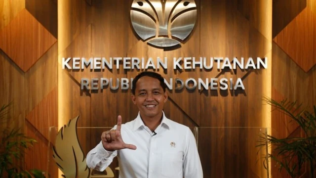 Menteri Kehutanan Raja Juli Antoni mengatakan pemerintah saat ini sedang mencari jalan tengah untuk menyelesaikan isu deforestasi (penggundulan hutan) dan degradasi (hutan rusak atau penurunan kualitas hutan) hutan di Indonesia. 