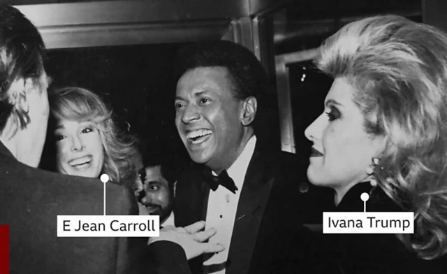 Photo en noir et blanc sur laquelle on voit deux femmes avec une coiffure similaire, un homme qui sourit et une quatrième personne de dos