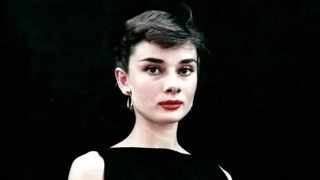 Audrey Hepburn menjadi ikon film dan mode pada 1950-an dan 1960-an.