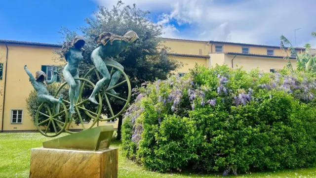 የሳንታና ዩኒቨርሲቲ ቅጥር ግቢ