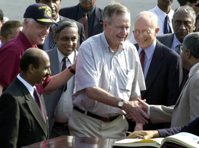  2004 දෙසැම්බර් 26 සුනාමි ව්‍යසනයෙන් අනතුරුව ශ්‍රී ලංකාවේ ආපදා තත්ත්වය සහ යලි ගොඩනැංවීමේ කටයුතු සොයා බැලීම පැමිණි හිටපු ඇමෙරිකානු ජනාධිපතිවරුන්වන බිල් ක්ලින්ටන් සහ ජෝර්ජ් එච්. ඩබ්ලිව් බුෂ්.