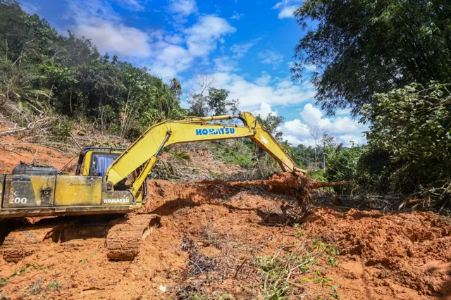 Pekerja menggunakan alat berat mengeruk tanah untuk membuka akses jalan di Kelurahan Sipange, Kecamatan Tukka,Tapanuli Tengah, Sumatera Utara, Selasa (9/12/2025).